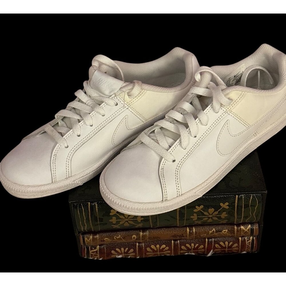 Nike Womens White Lace-Up Sneakers Size 7 Casual Athletic Shoes